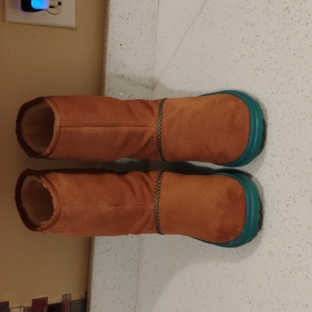 UGG Tan Kids Boots with Teal Sole. Size 6 Women - Picture 3 of 8